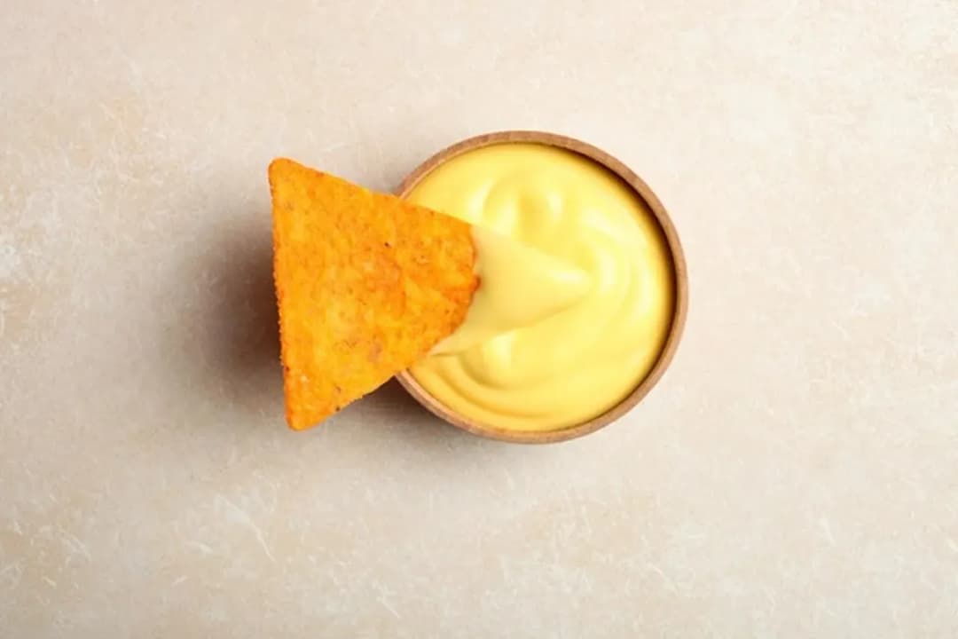 Jak zrobić sos do nachos jak w kinie – prosty przepis na smak dzieciństwa